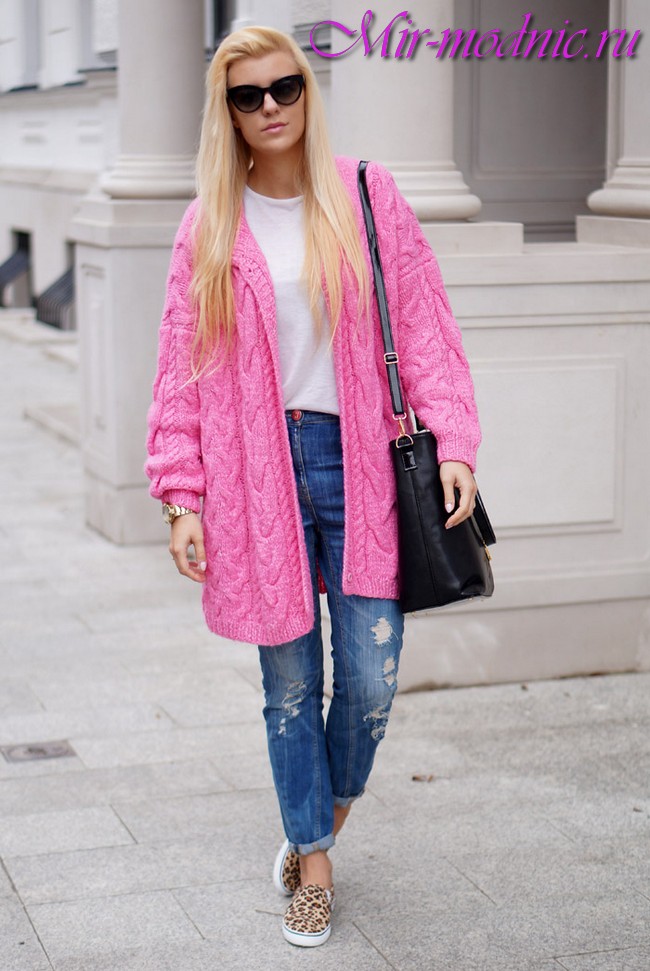 Red Knit & Pumps + White Skinny Jeans