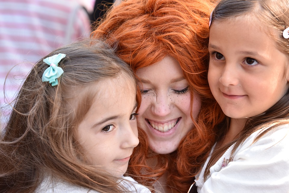мама с рыжими волосами и дочки