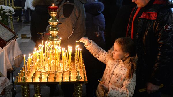 Верующие во время рождественского богослужения в храме Рождества Христова в Красноярске