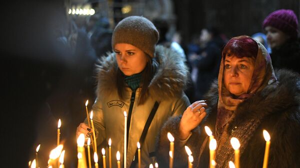 Верующие в храме Христа Спасителя в Москве перед началом Рождественского богослужения