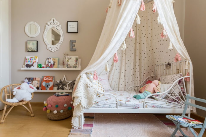 кровать с балдахином в интерьере детской