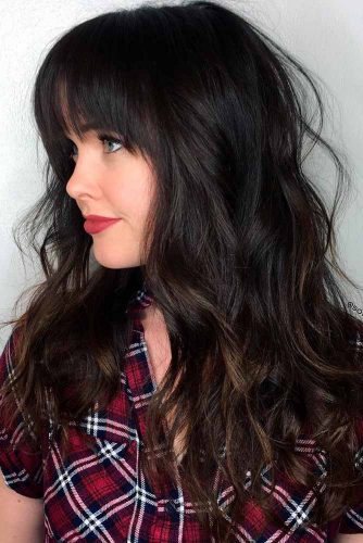 Wavy Layered Hairstyle with Simmetric Fringe