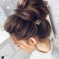 Небрежный пучок на средние волосы своими руками: пошаговая инструкция