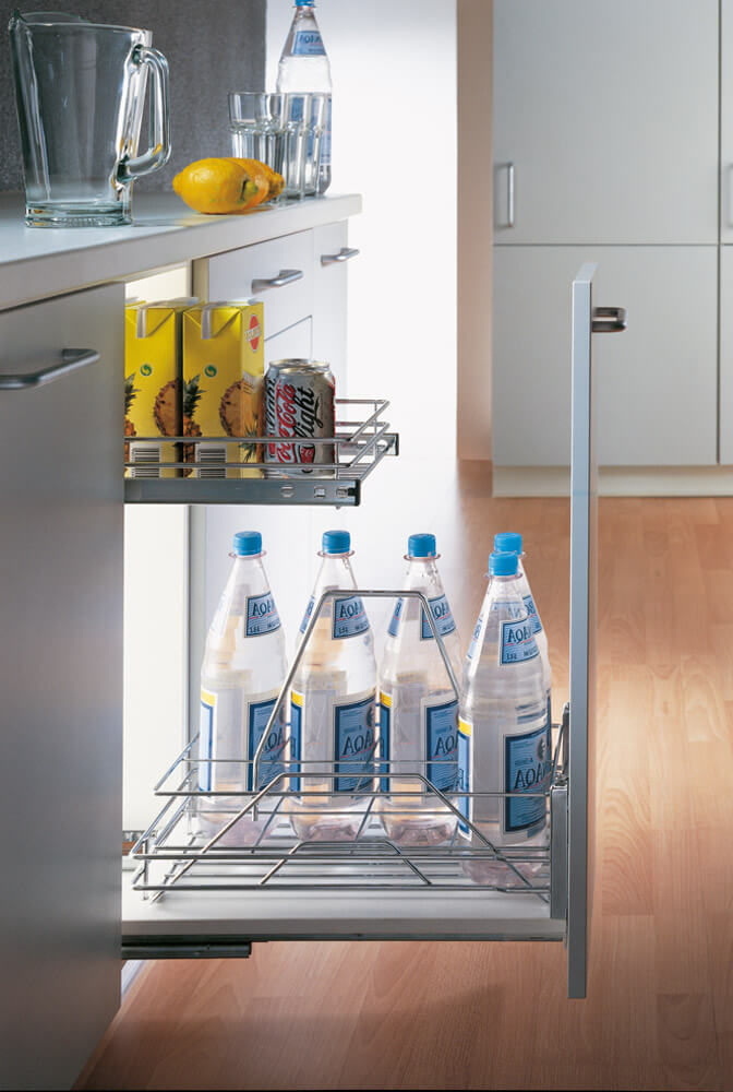 Фото выдвижной системы хранения для бутылок на кухне