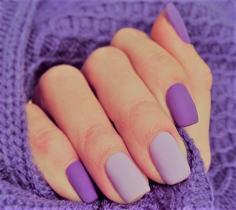 Сиренево-фиолетовое матовое покрытие ногтей