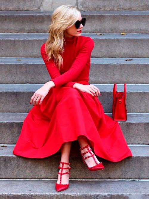 Девушка в красном длинном платье и красных туфлях лодочках