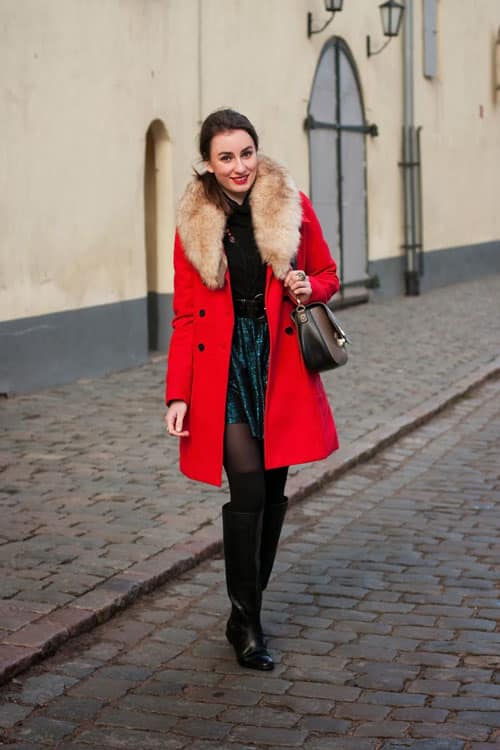 Девшука в красном пальто с рыжим воротником