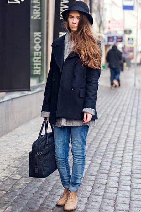 Девушка в джинсах и пальто