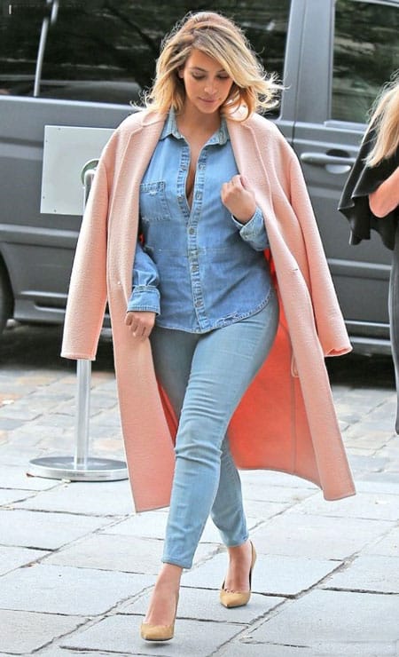 Ким Кардашьян в розовом пальто