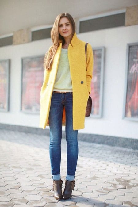 девушка в желтом пальто и джинсах