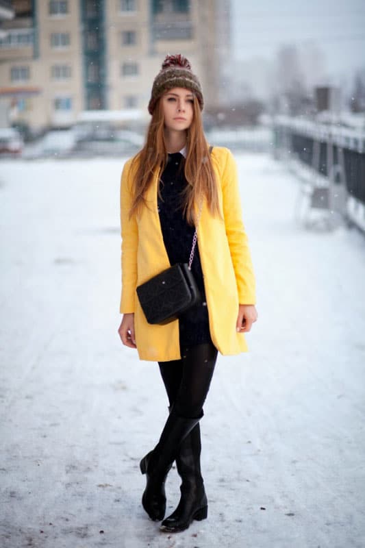 девушка в желтом зимнем пальто