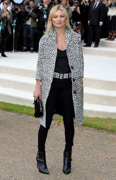 kate-moss-v-shtanah-leopardovoe-palto-i-chernyie-botilonyi