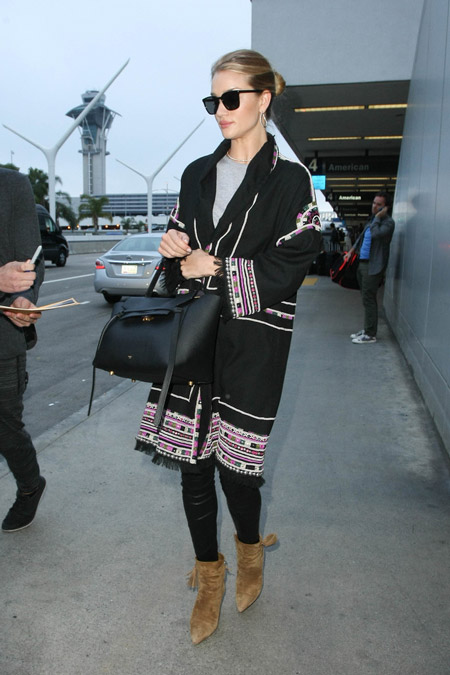 rosie-huntington-whiteley-v-chernom-palto-s-uzorami-i-korichnevyie-botilonyi