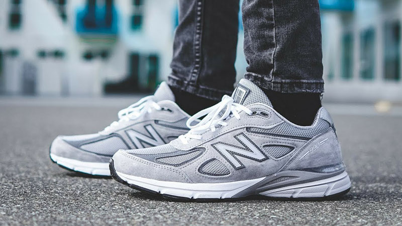 Серые кроссовки New Balance 990v4