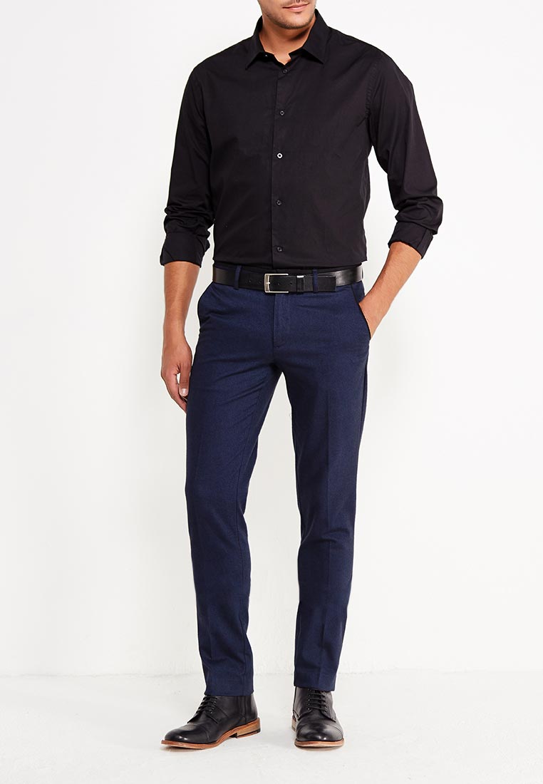 Синие джинсы и черная рубашка