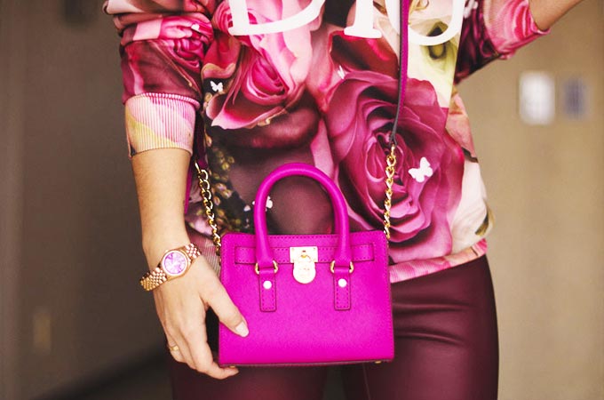 комбинация с сумкой ярко-розового оттенка