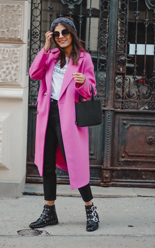 ярко-розовое пальто с ботинками и черными брюками
