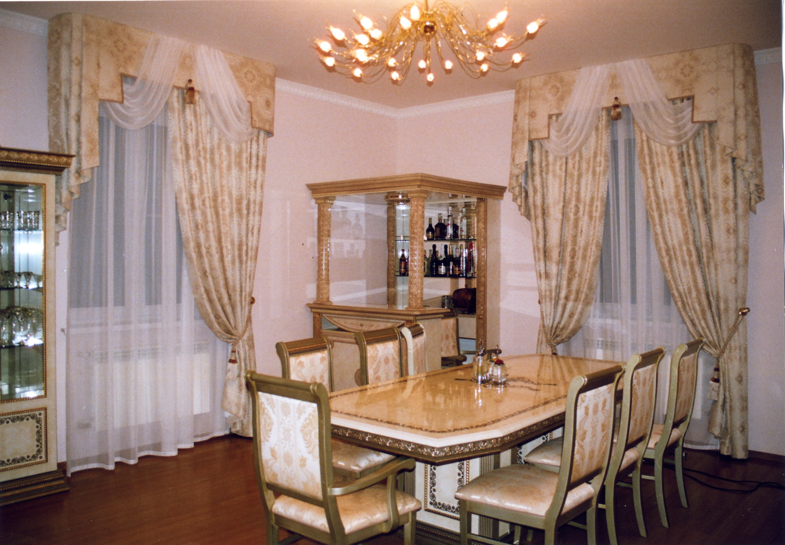 шторы на кухню в классическом стиле