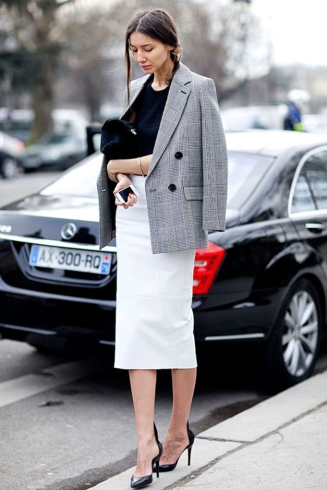 Серый пиджак и белая юбка-карандаш гармонично сочетаются в деловом стиле