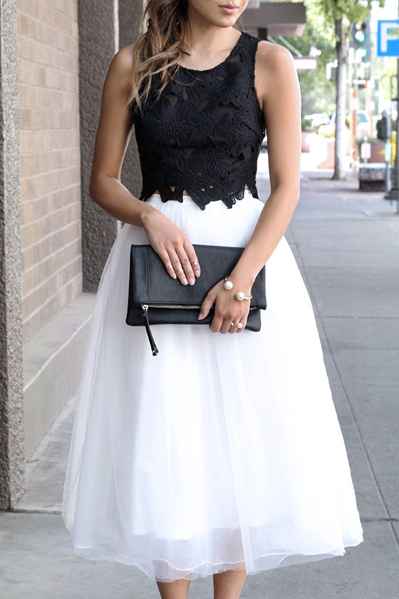 Белая юбка-пачка и черный кружевной топ