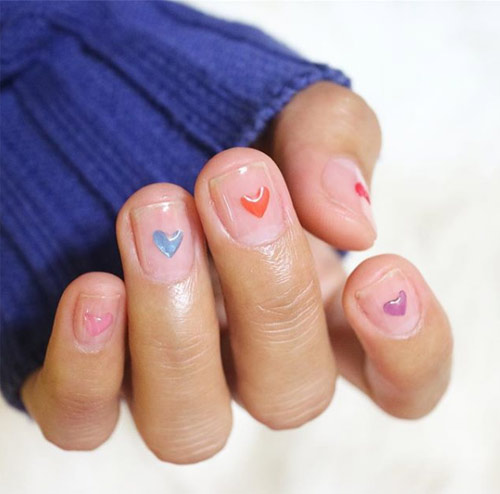 Разноцветные сердечки на ногтях
