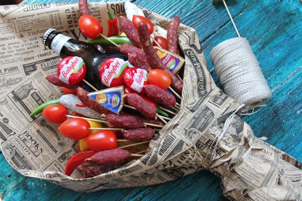 Букет для мужчин из пива и закусок (рыбы и колбасы) пошагово новые идеи