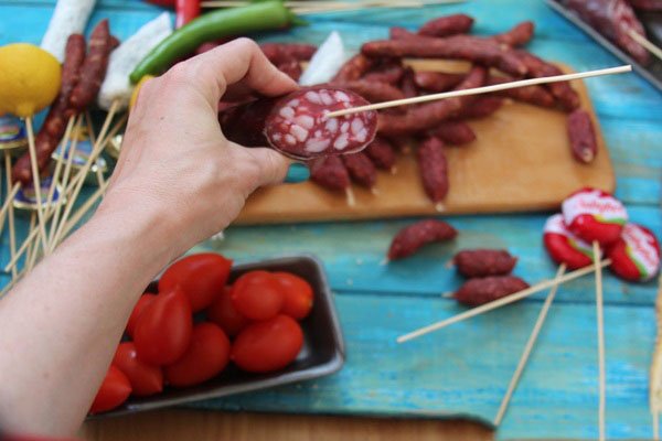 Букет для мужчин из пива и закусок (рыбы и колбасы) пошагово новые идеи