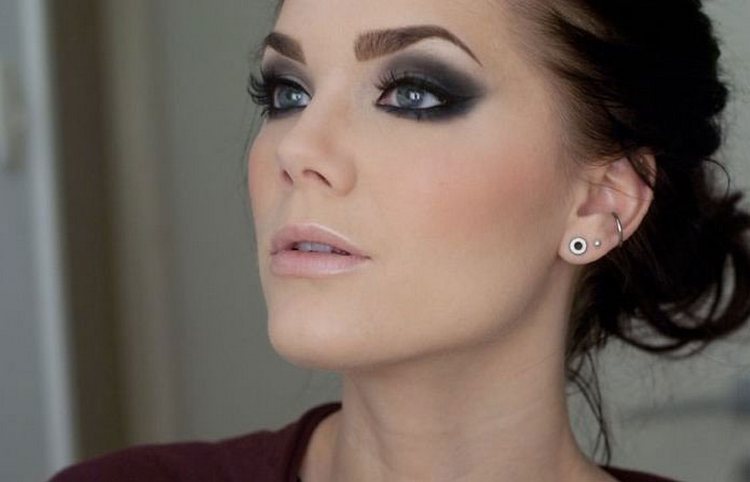 очень популярным остается smoky eyes.