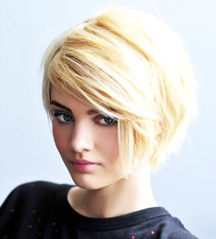 блондинка с челкой на короткие волосы