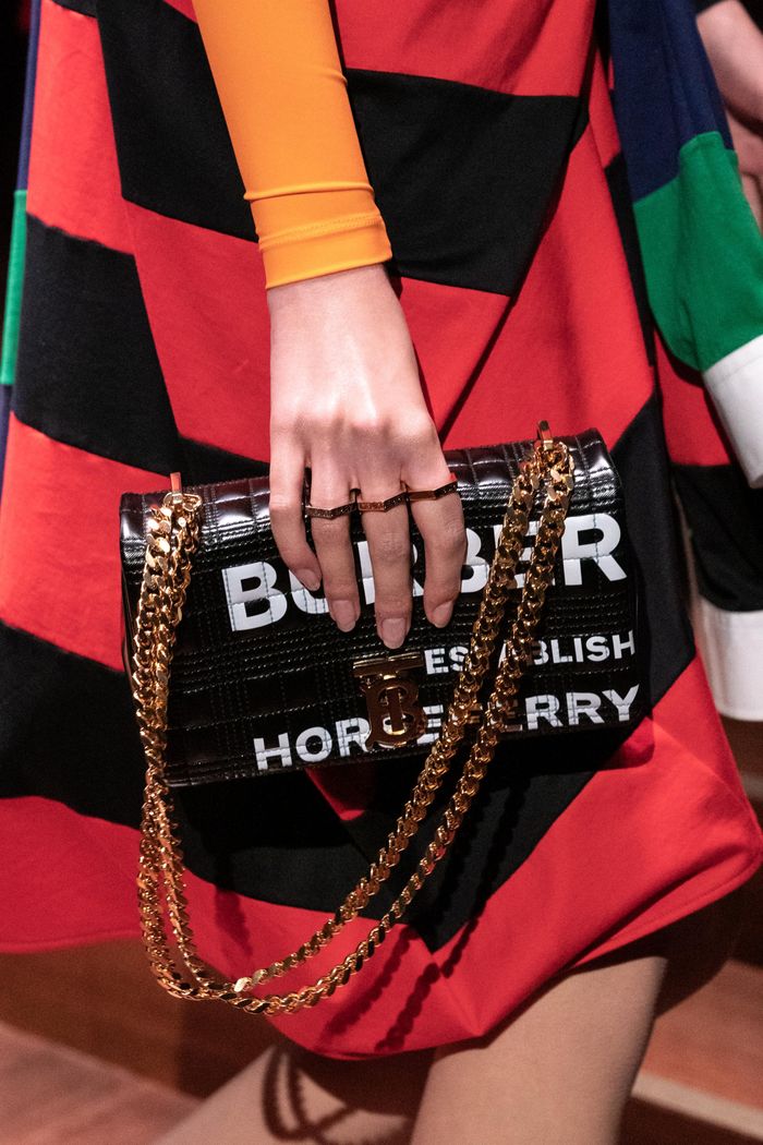 Модные сумки на цепочке Burberry