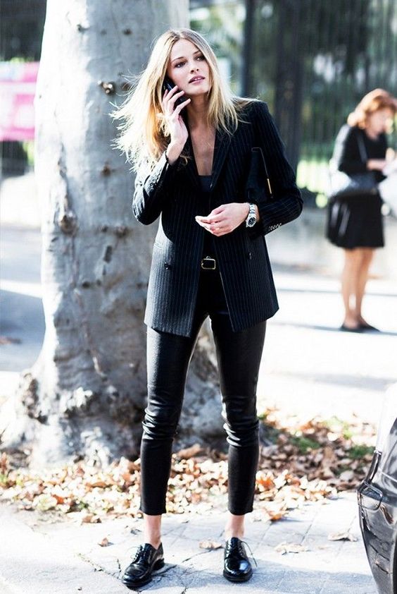Casual look - черная майка, черный пиджак в полоску свободного кроя, облегающие брюки и черные полуботинки на шнуровке.
