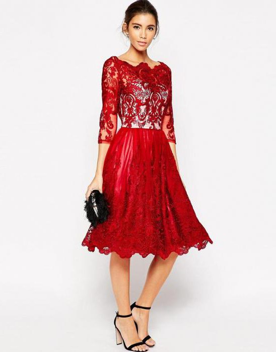 Красное кружевное платье в сочетании с черной обувью и черной сумочкой