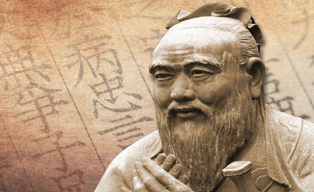 Статуя Конфуция на фоне иероглифов