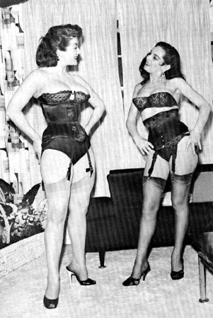 Девушки в нижнем белье 1920-1950-х годов (41 фото)